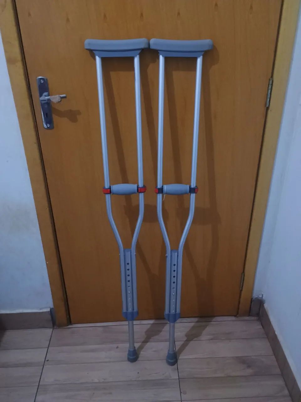 Um par de muletas semi-nova