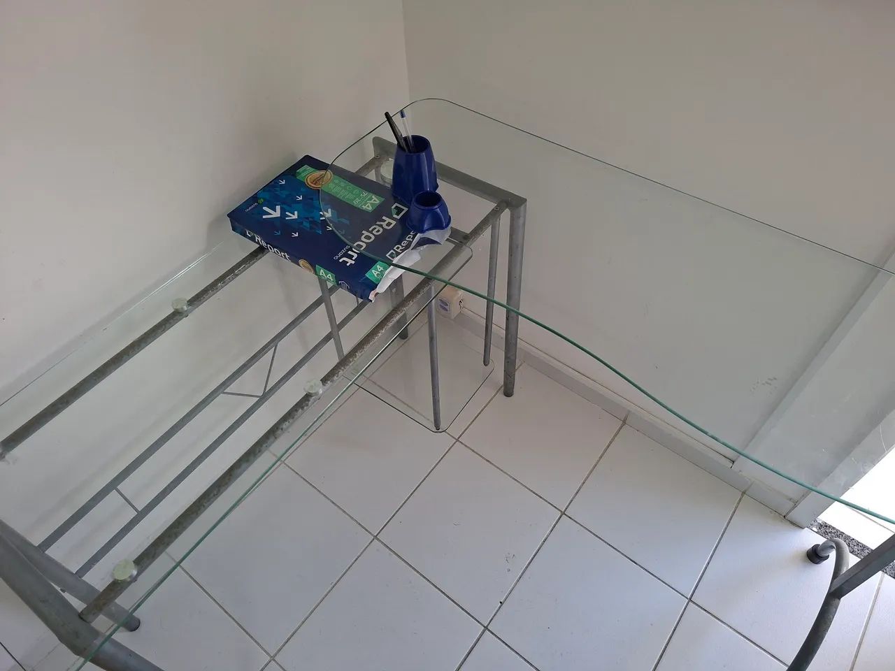 Escrivaninha de alumínio e vidro  - Foto 2