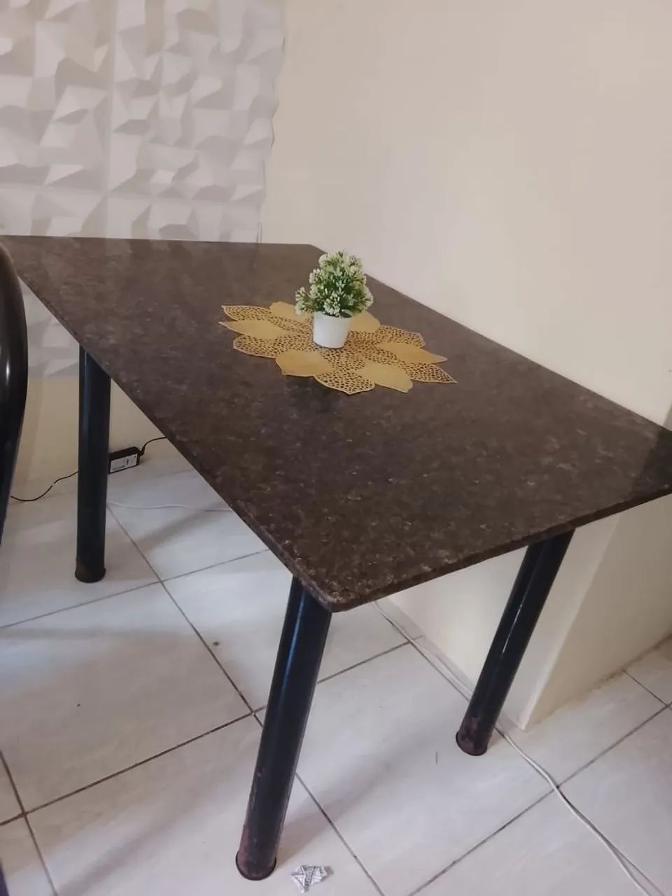 Mesa de Mármore com 4 Cadeiras - Linda e Resistente