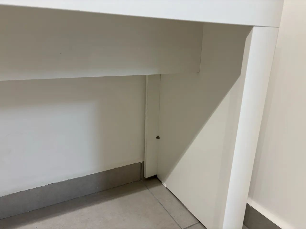Mesa Branca Moderna em Excelente Estado- Escritório ou Home Office  - Foto 3