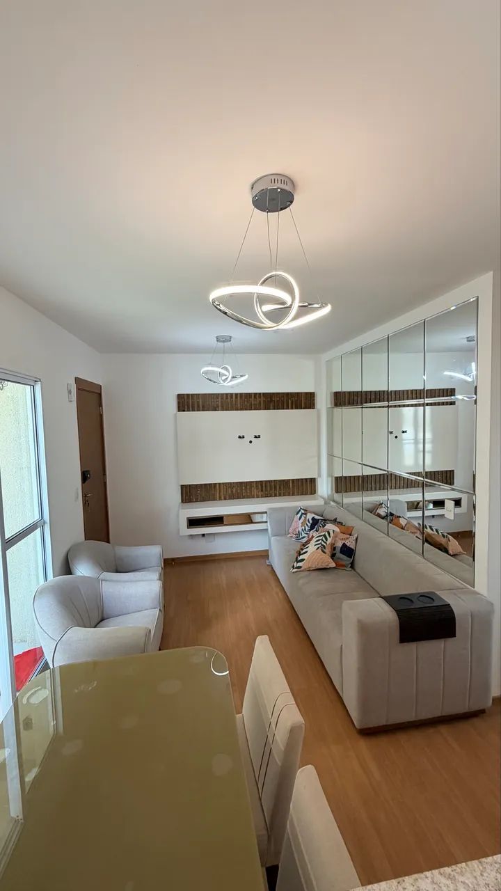Apartamento com móveis planejado e ar-condicionado no quarto 