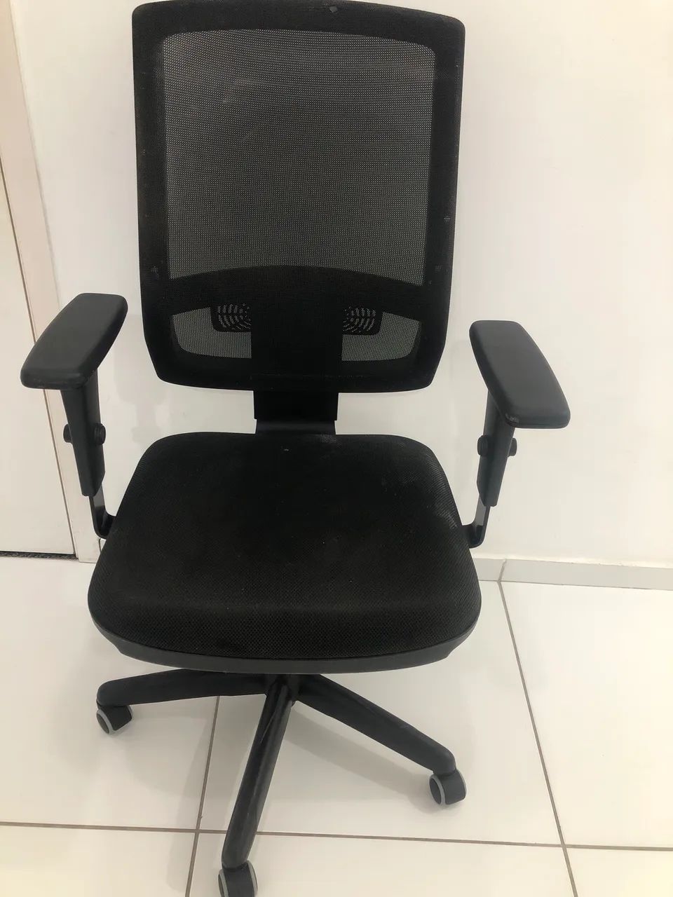 Cadeira de Escritório Ergonômica com Braços Reguláveis - Bem Conservada