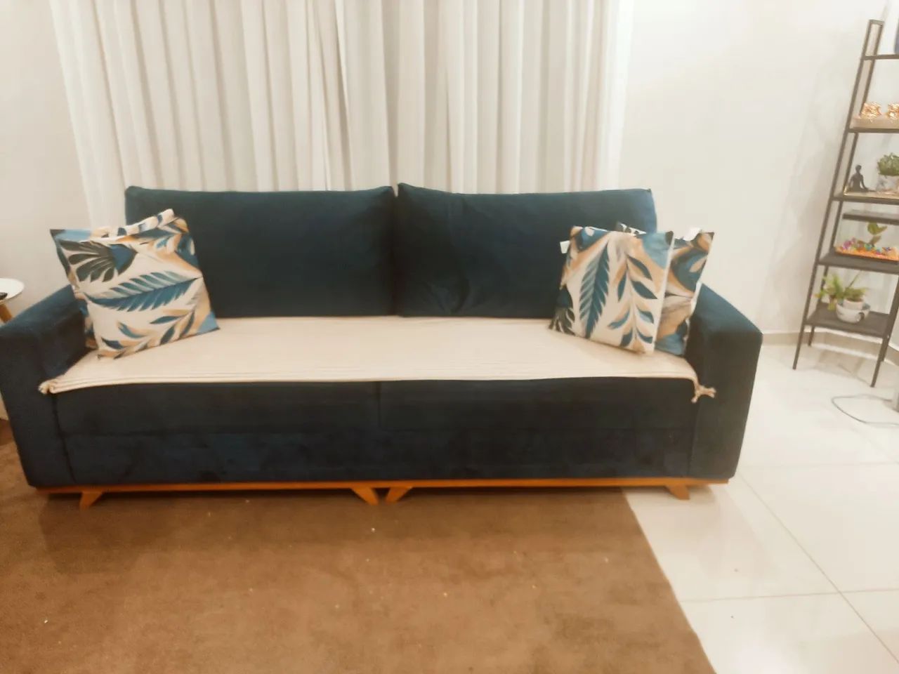 Sofá de tecido azul