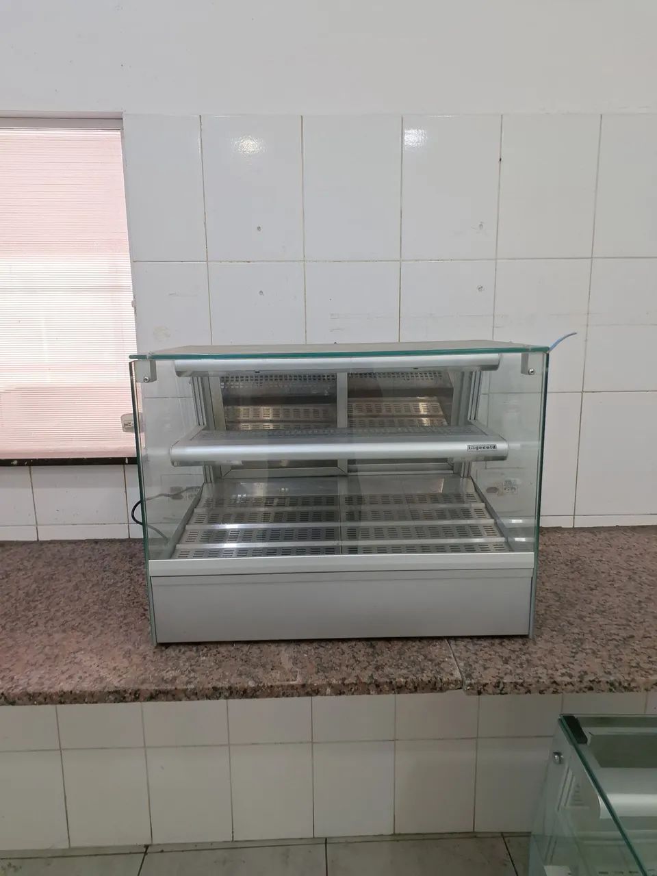 2 Vitrines Ingecold - Refrigerada + Aquecida - 220V - Foto 2