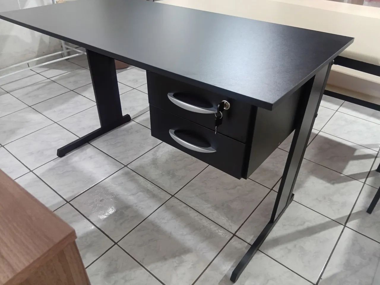 Mesa 1.20m com 2 gavetas - Foto 2