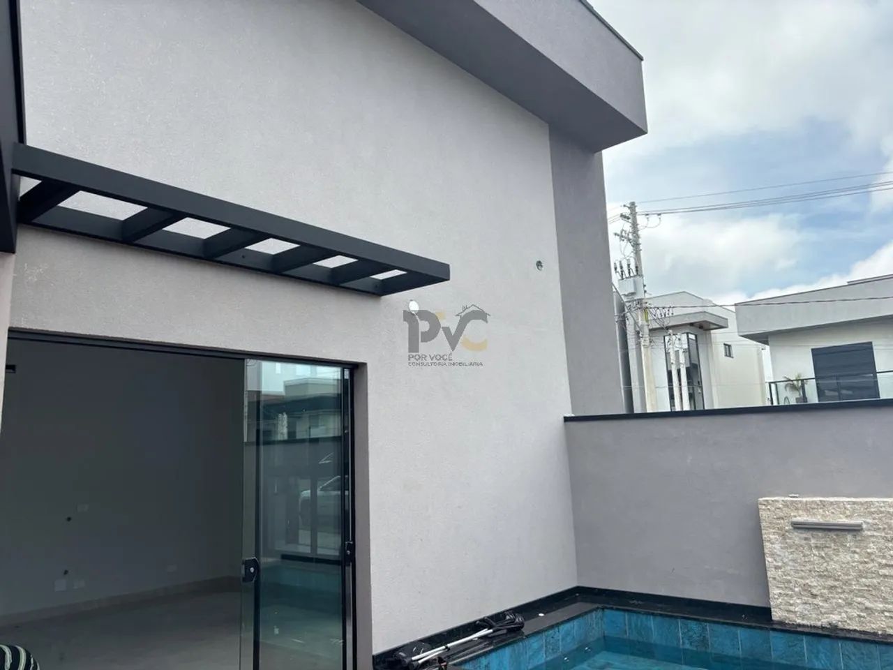 Casa Terrea com Iluminação Natural e pé direito duplo de 4,6m - Foto 4