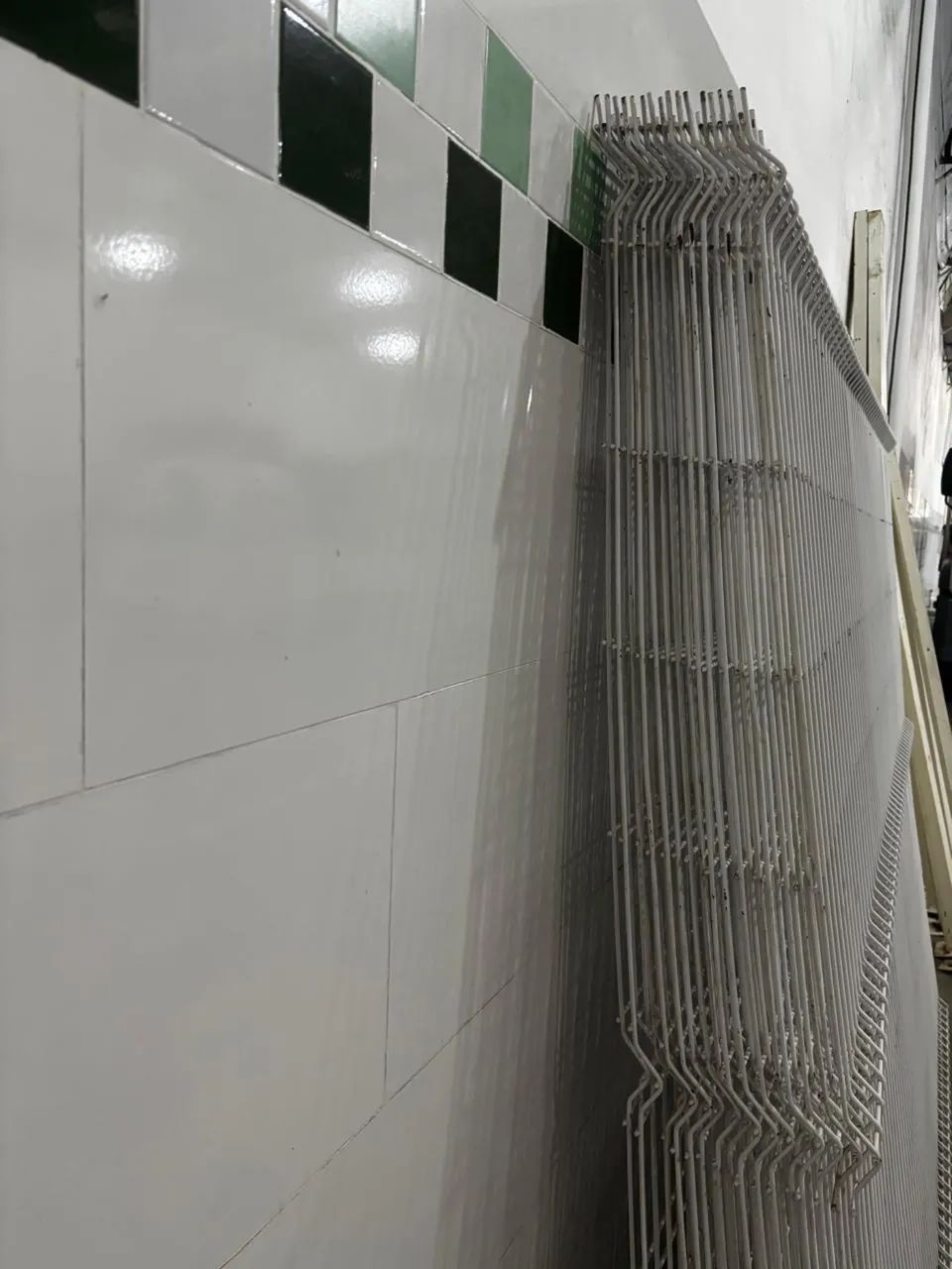 Vendo no RJ kit com 8 Gradis Metálicos Belgo e 8 postes metálicos cor branca  - Foto 2