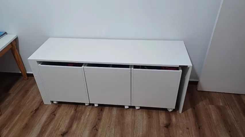 Rack com baú organizador.