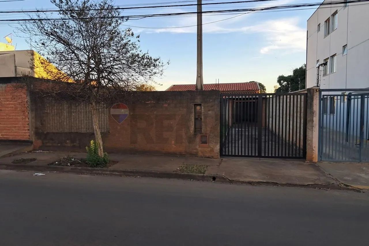 "Edícula Versátil em Cosmópolis: Oportunidade Única!"