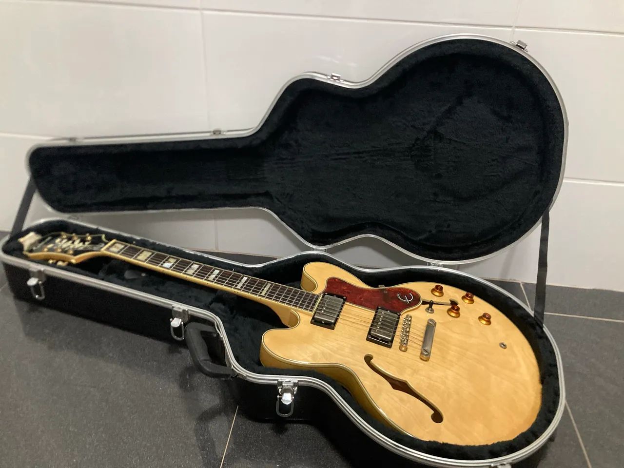 Epiphone Sheraton II com case Gator (Semi Acústica 335)