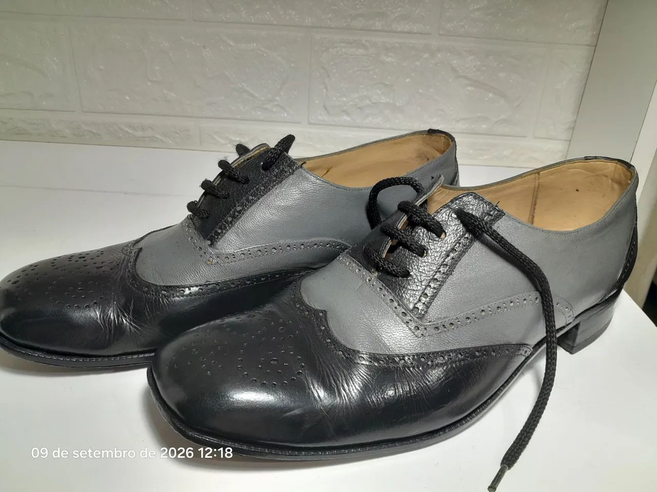 Sapato masculino de couro bicolor usado - Foto 2