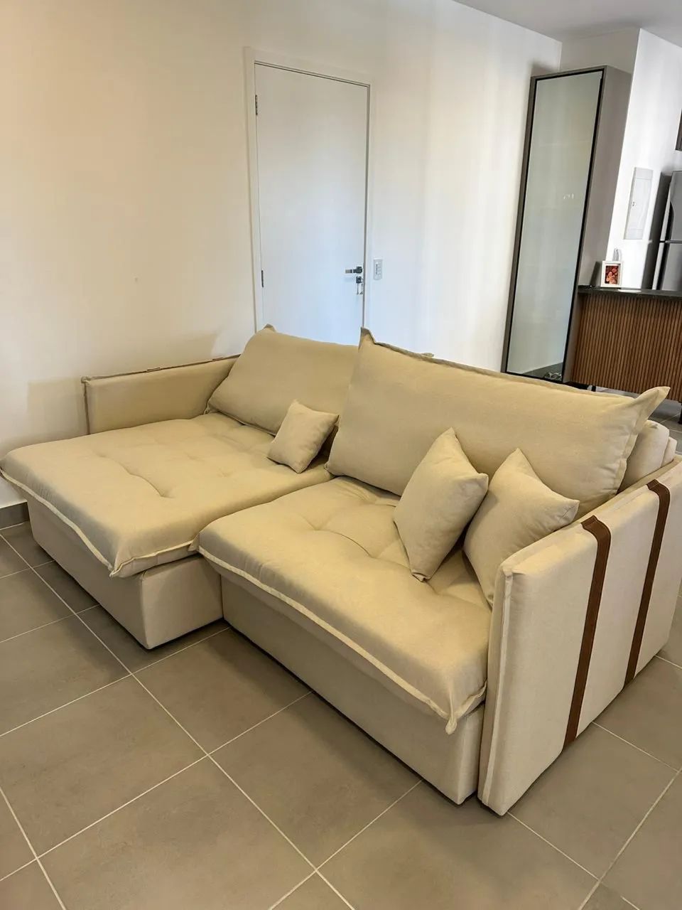 Sofá Mobly retrátil com 2.30m