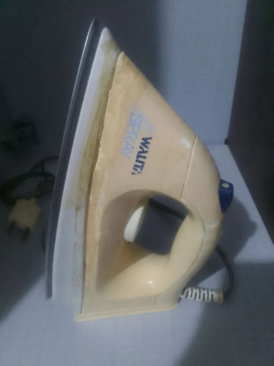 Ferro passar roupas 127 watts.  - Foto 2