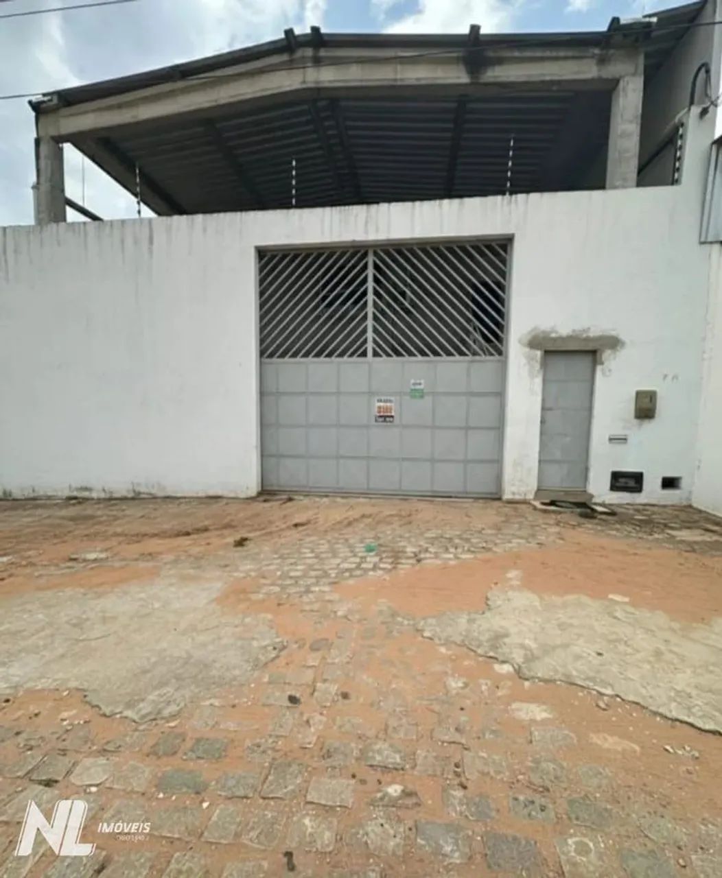 Galpão com salas comerciais em Candelária  400m²