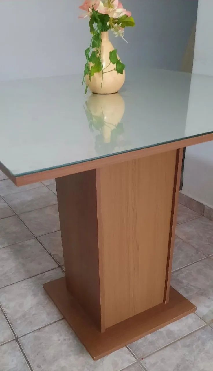 Mesa de jantar com tampo de vidro.