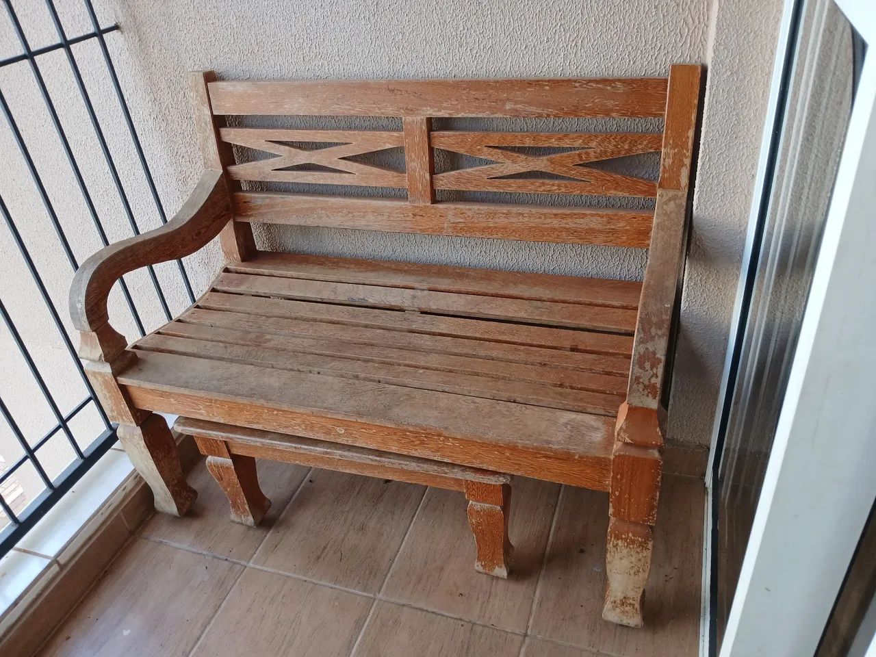 Banco de madeira com mesinha 