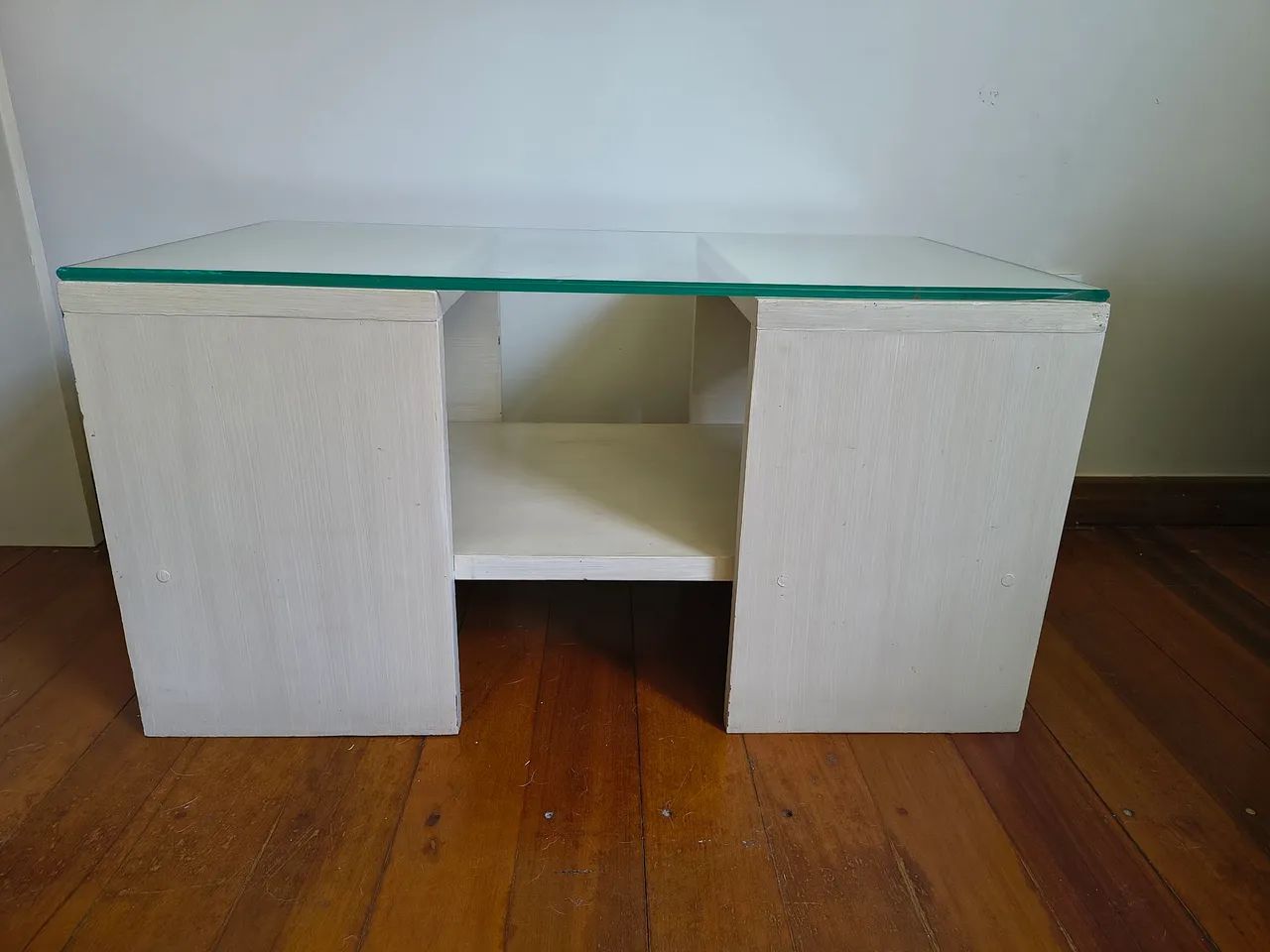 Mesa de centro de madeira maciça e tampo de vidro - Foto 4