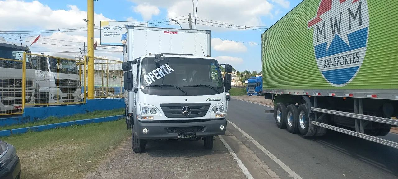Caminhão   Okm  817 com bau - Foto 3