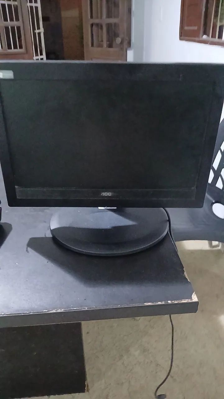 Monitor AOC de 15" sem falhas e nenhuma marca