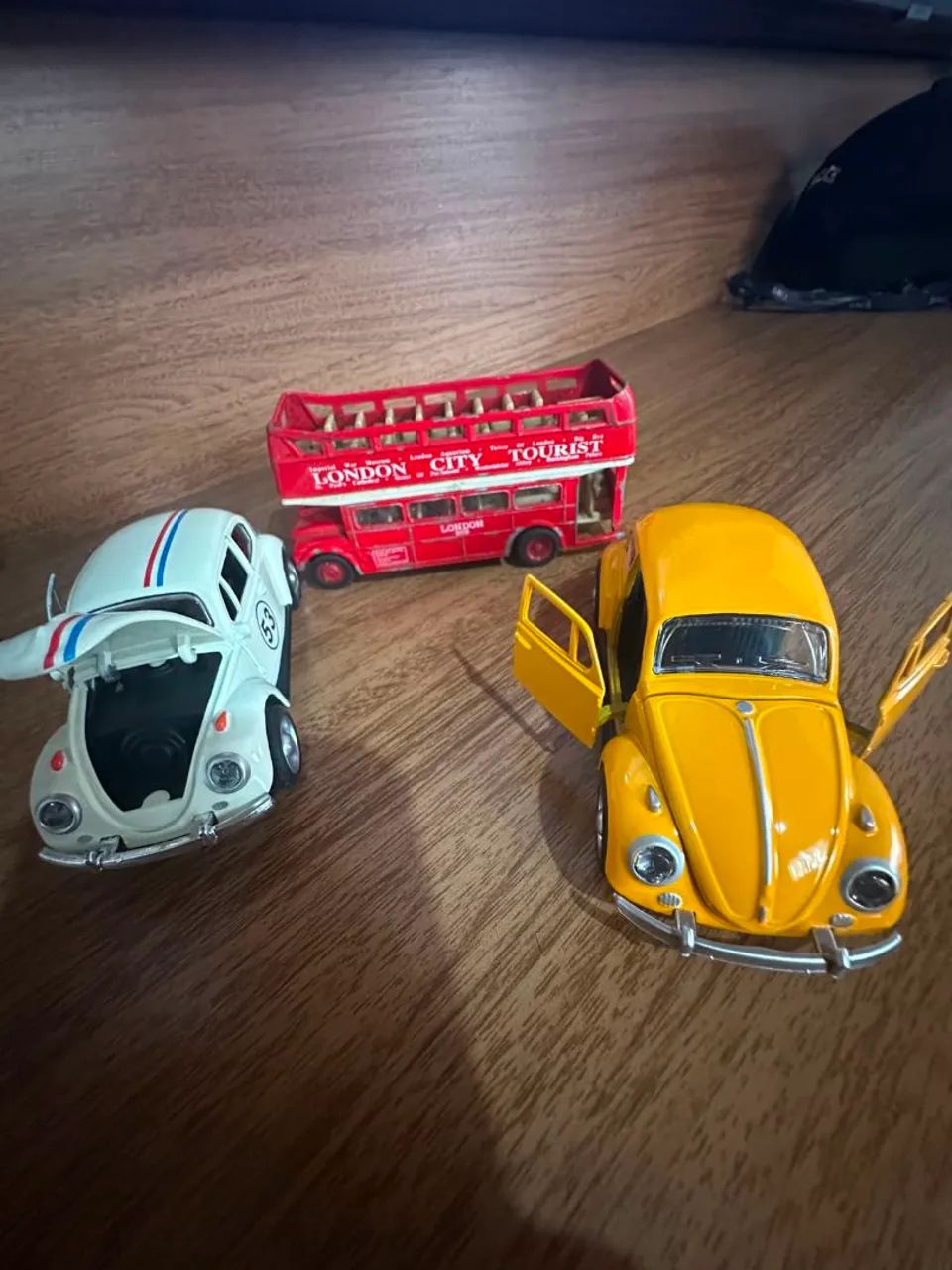 CARRINHOS COLECIONÁVEIS 2 FUSCA E UM ÔNIBUS INGLÊS  - Foto 3