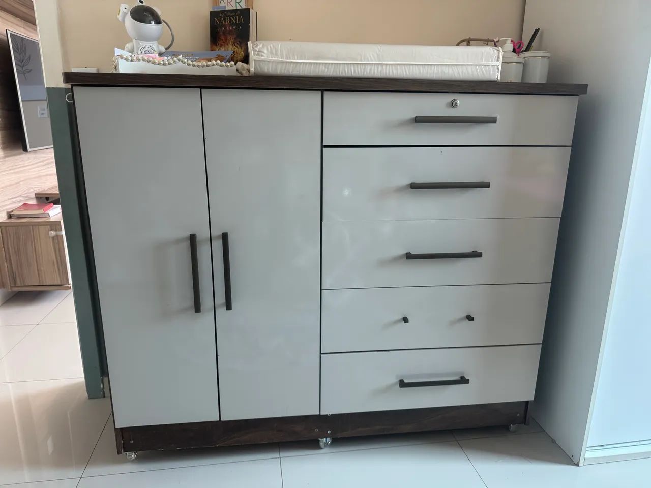 Cômoda 5 gavetas e 2 portas (com rodinha) super conservado! - Foto 4