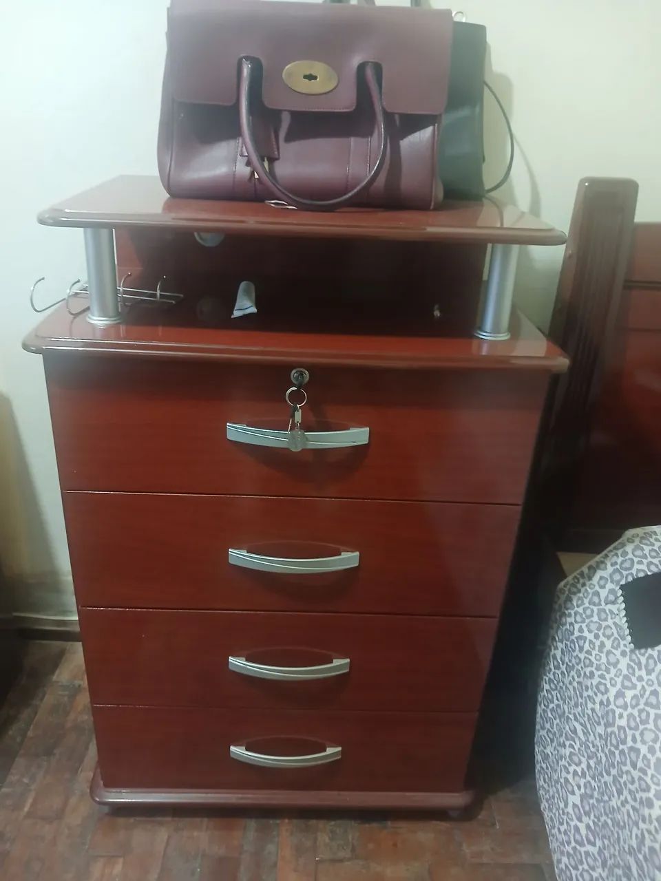 Comoda em mogno com 4 gavetas. - Foto 2