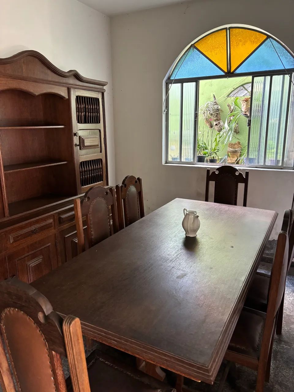 Mesa de madeira grande com 6 cadeiras