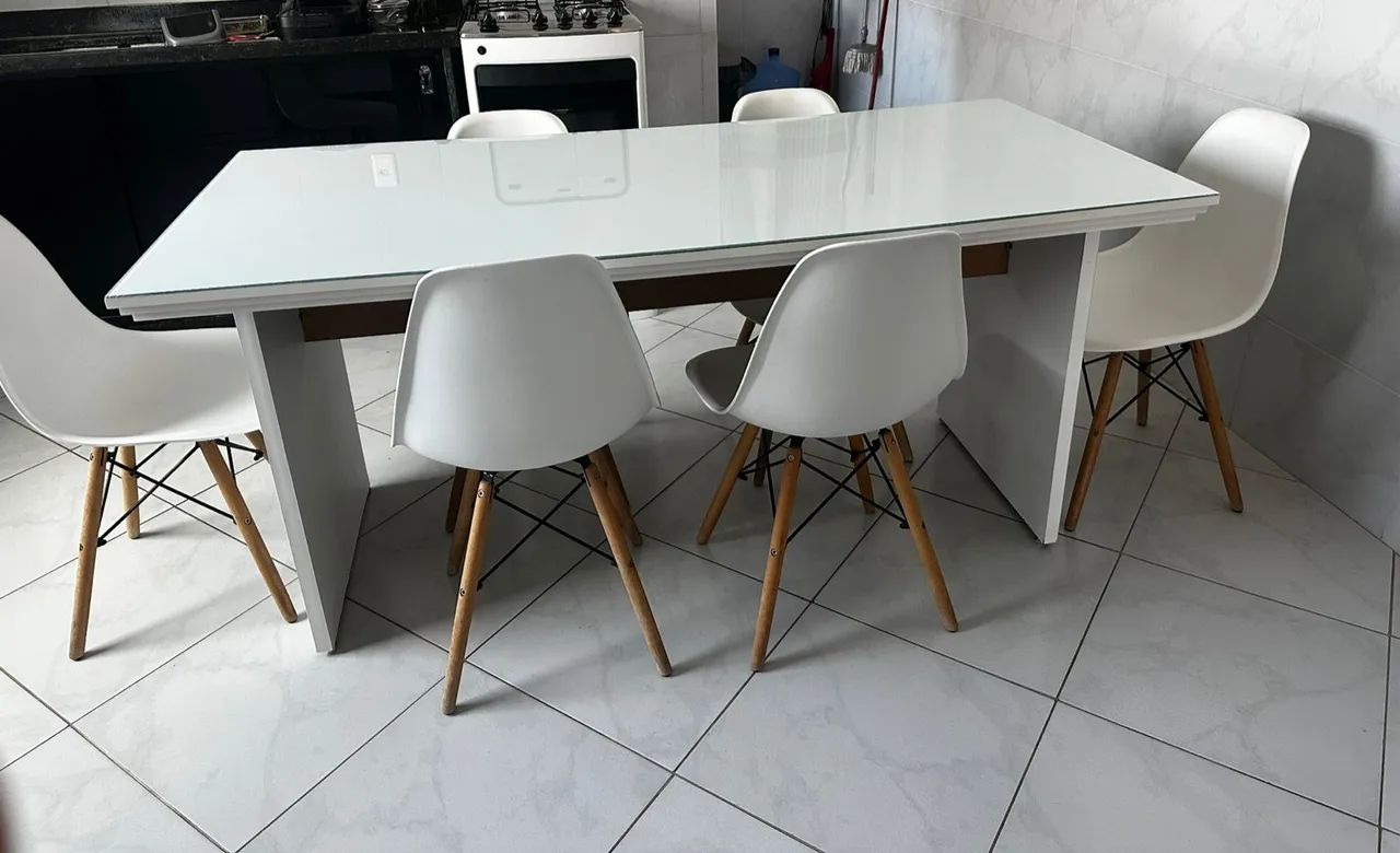 Mesa em MDF com 6 cadeiras