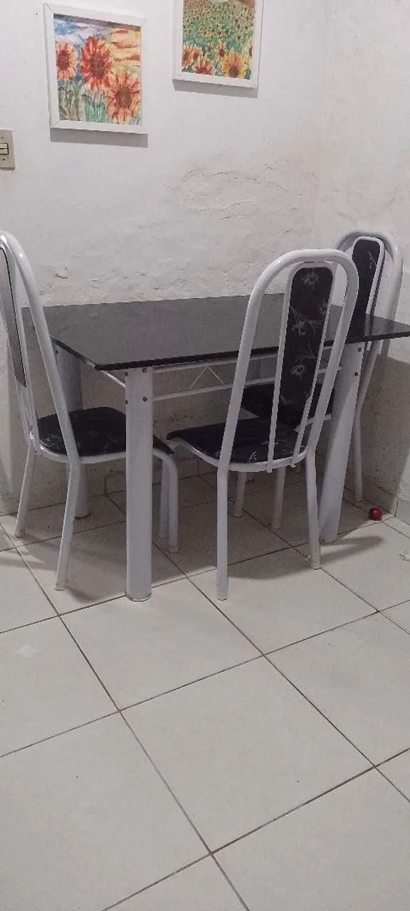 Mesa com 4 cadeiras 