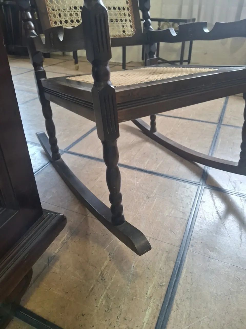 Cadeira antiga de balanço  - Foto 2