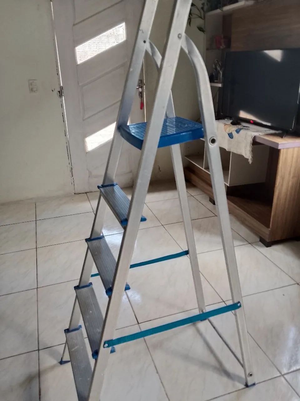 Vendi escada de alumínio marca mor.