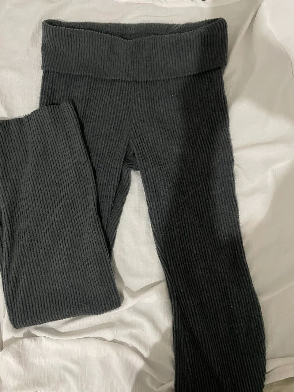 Calça flare cinza chumbo com cós dobrável