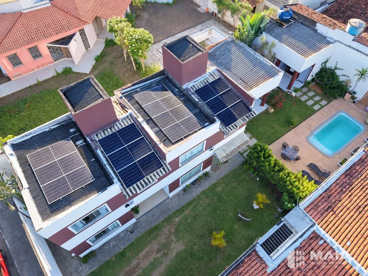 Imóvel para aluguel tem 450 metros quadrados com 4 quartos