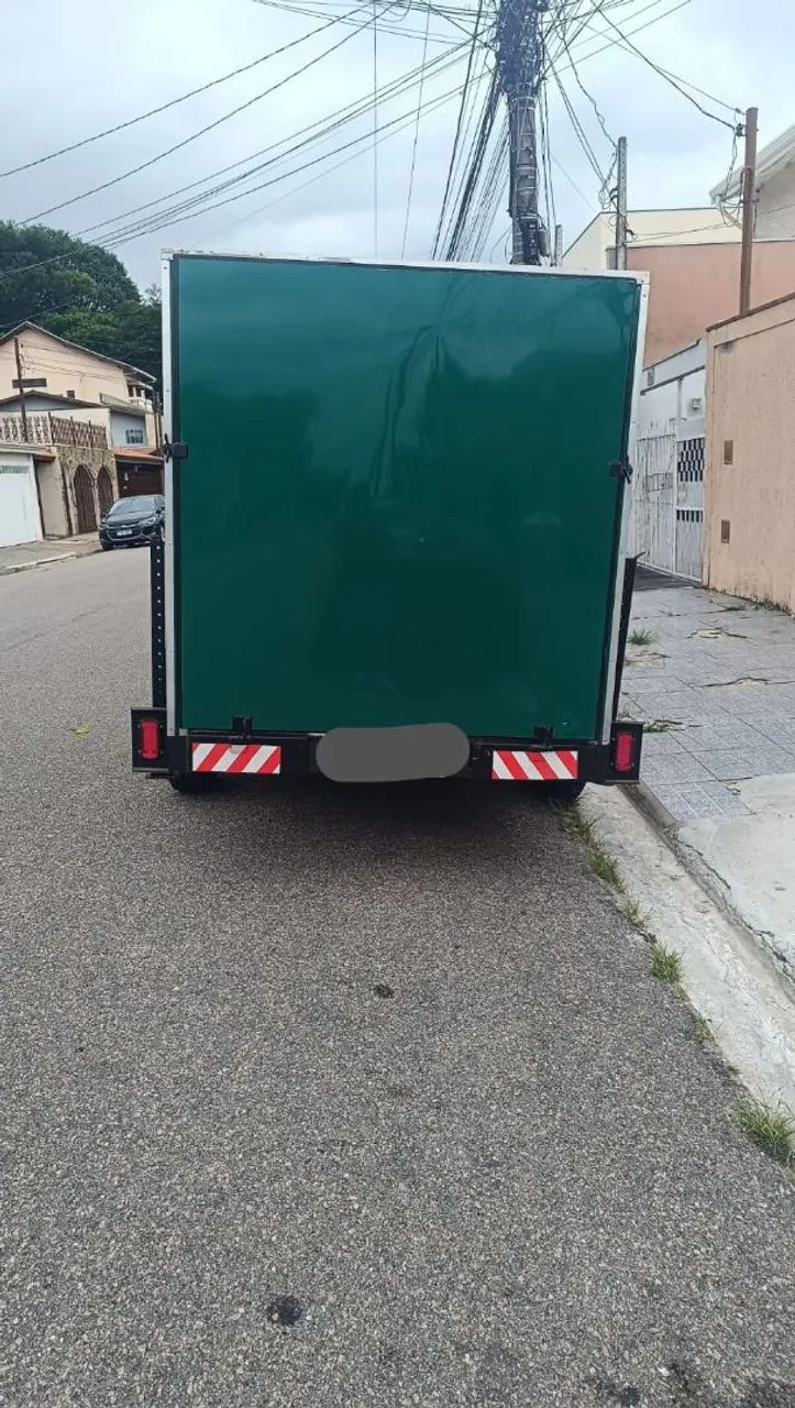 Carreta baú fechada, com rampa reforçada 