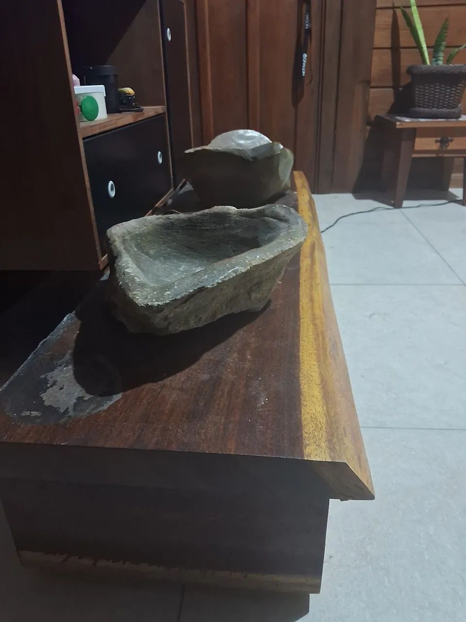 Bancada de madeira com duas pias de pedras - Foto 2