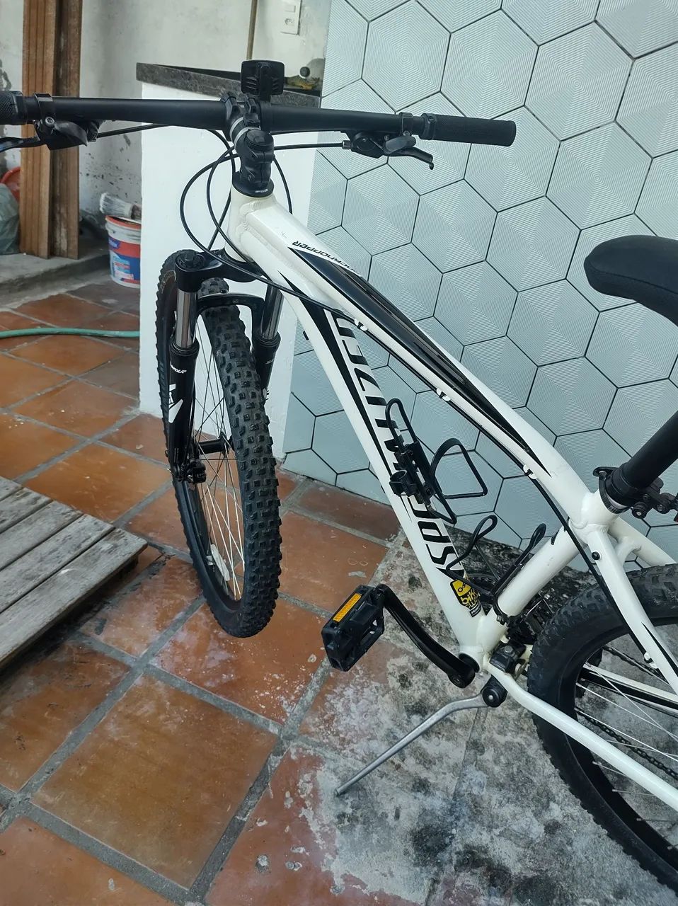 Vendo Mountain Bike Specialized Branca Aro 29 modelo Rockhopper 29. Tamanho M. 24 marchas.