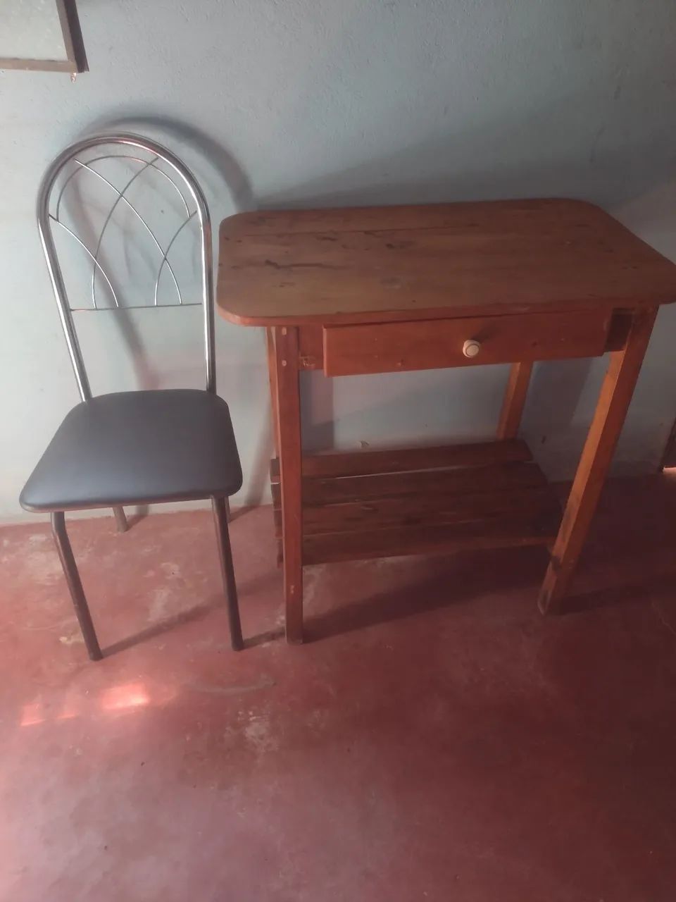 Vendo mesa e cadeira