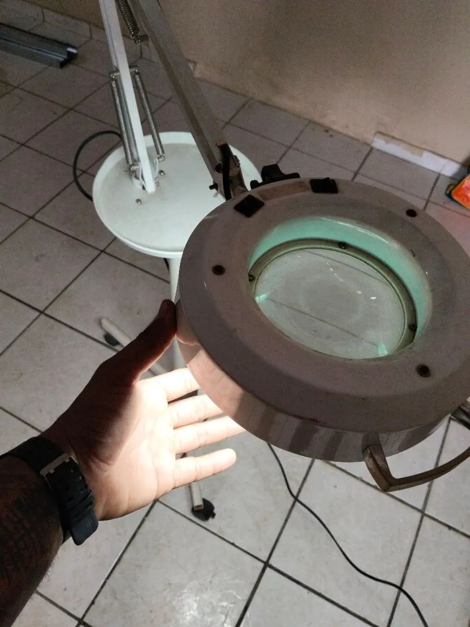 luminária com lupa articulada e tripé de rodinhas. - Foto 2