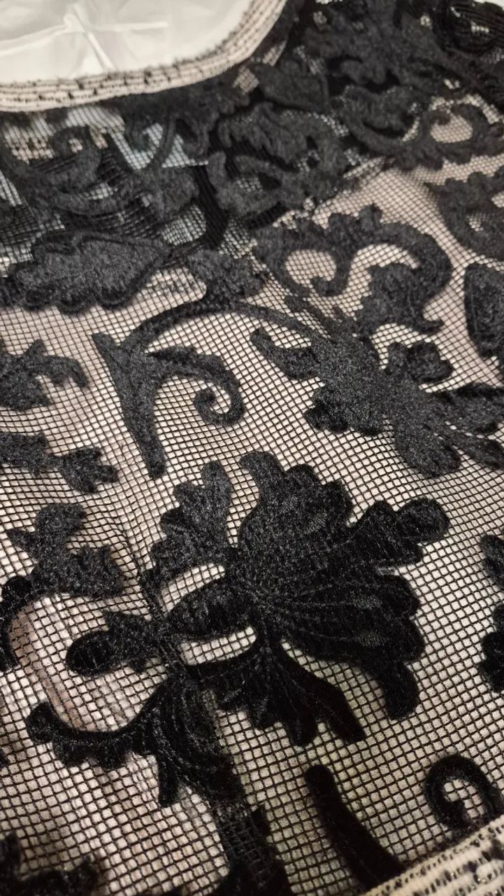 Vestio com renda preta e saia bege com textura - Foto 4