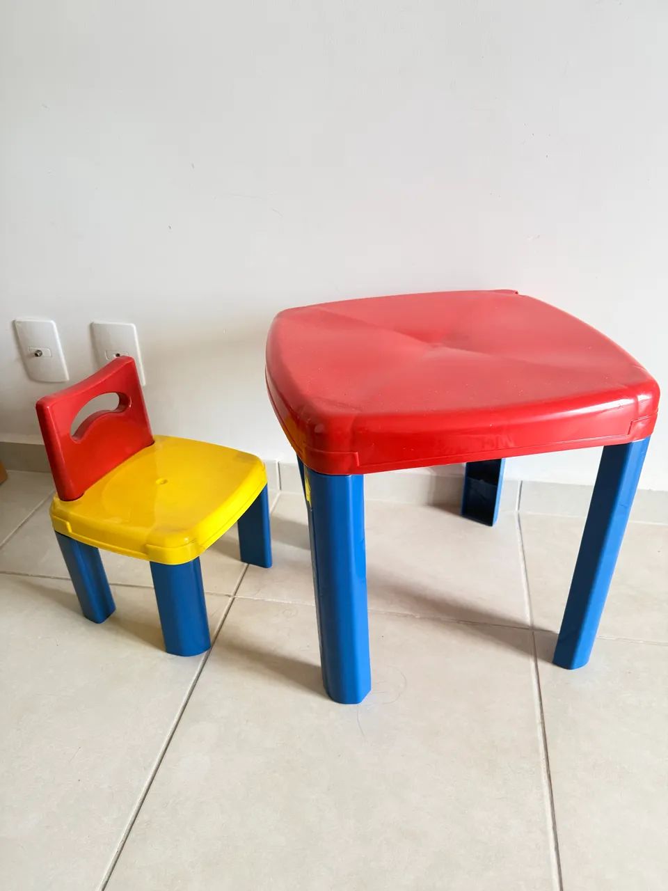 Mesa infantil com cadeira 50,00