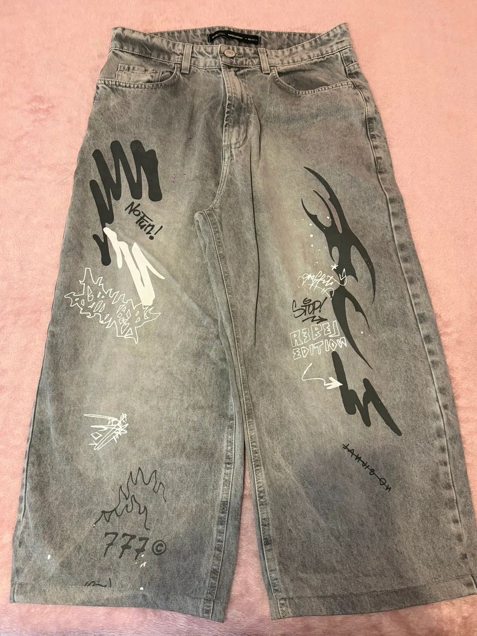 Calça Super Baggy Em Jeans Com Estampa Grafite Cinza