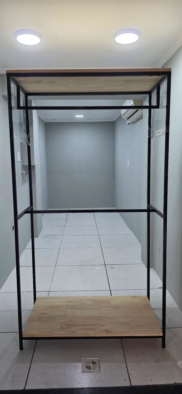 Arara de roupa com prateleiras 