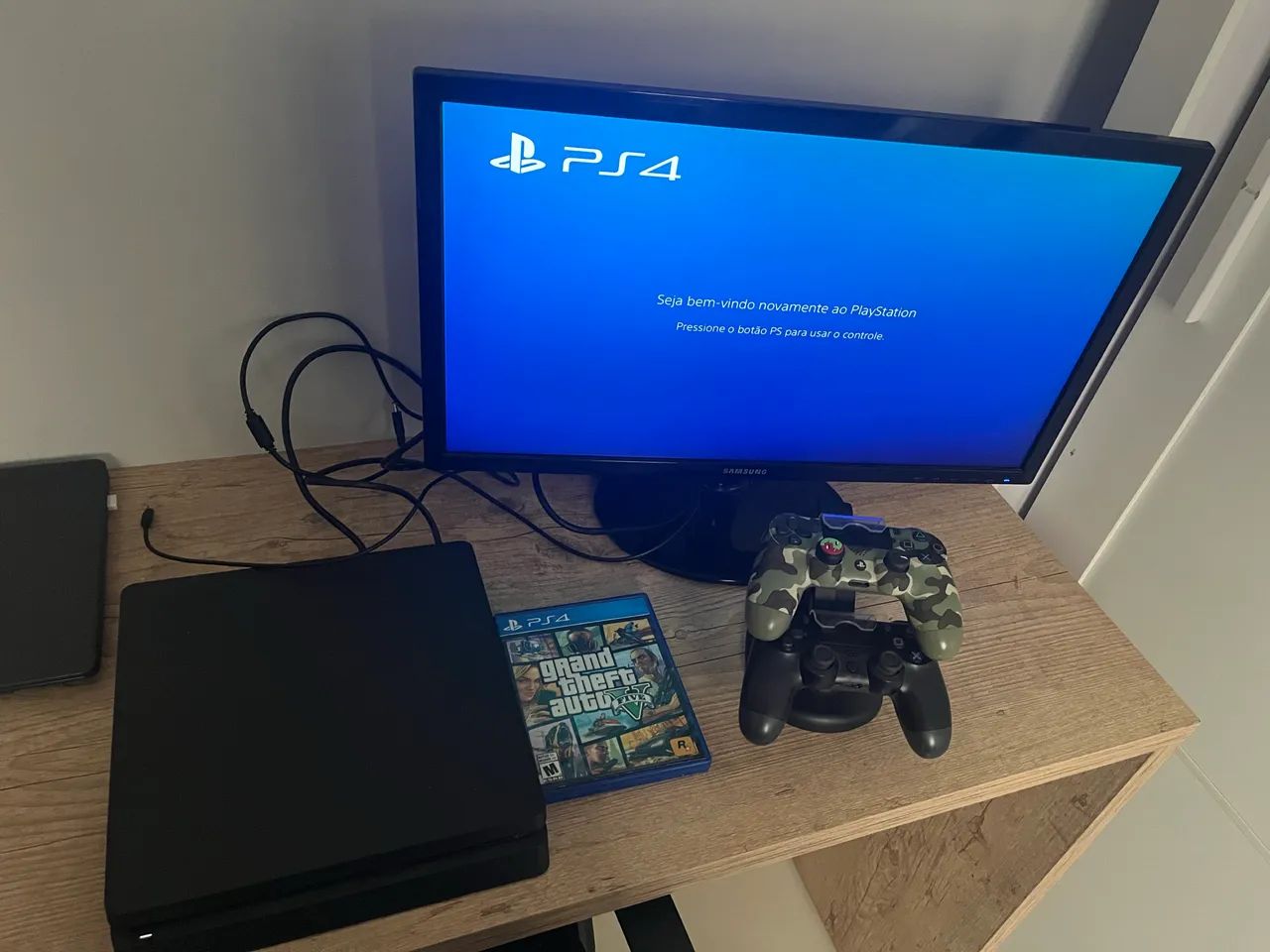 PS4 - 2 manetes e 1 jogo  - Foto 2