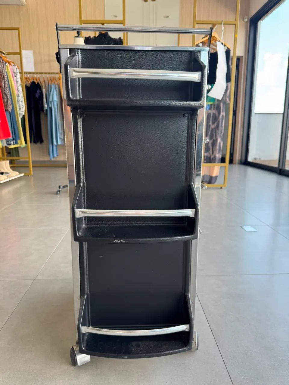 Mesa para cabeleireiro com rodinhas e suporte para secador  - Foto 3