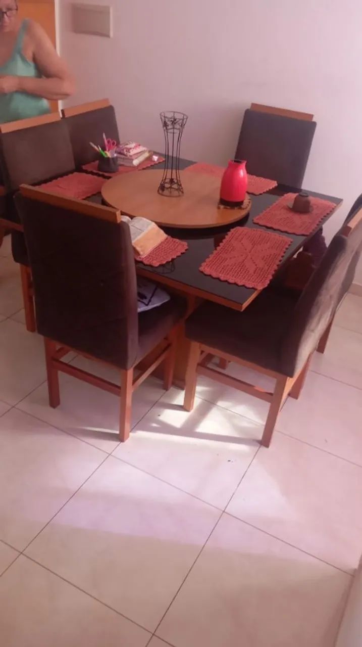 Mesa com tampo giratória 