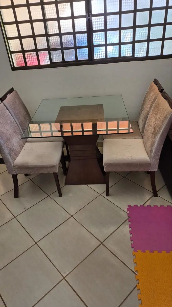 Mesa com 4 cadeiras - Tampão de Vidro 