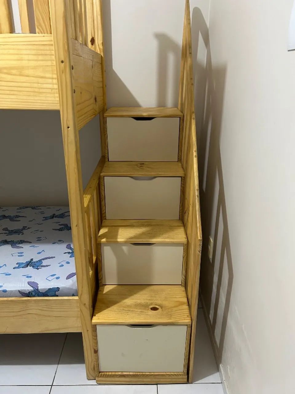 Cama beliche com gavetões em madeira pinos - Foto 4