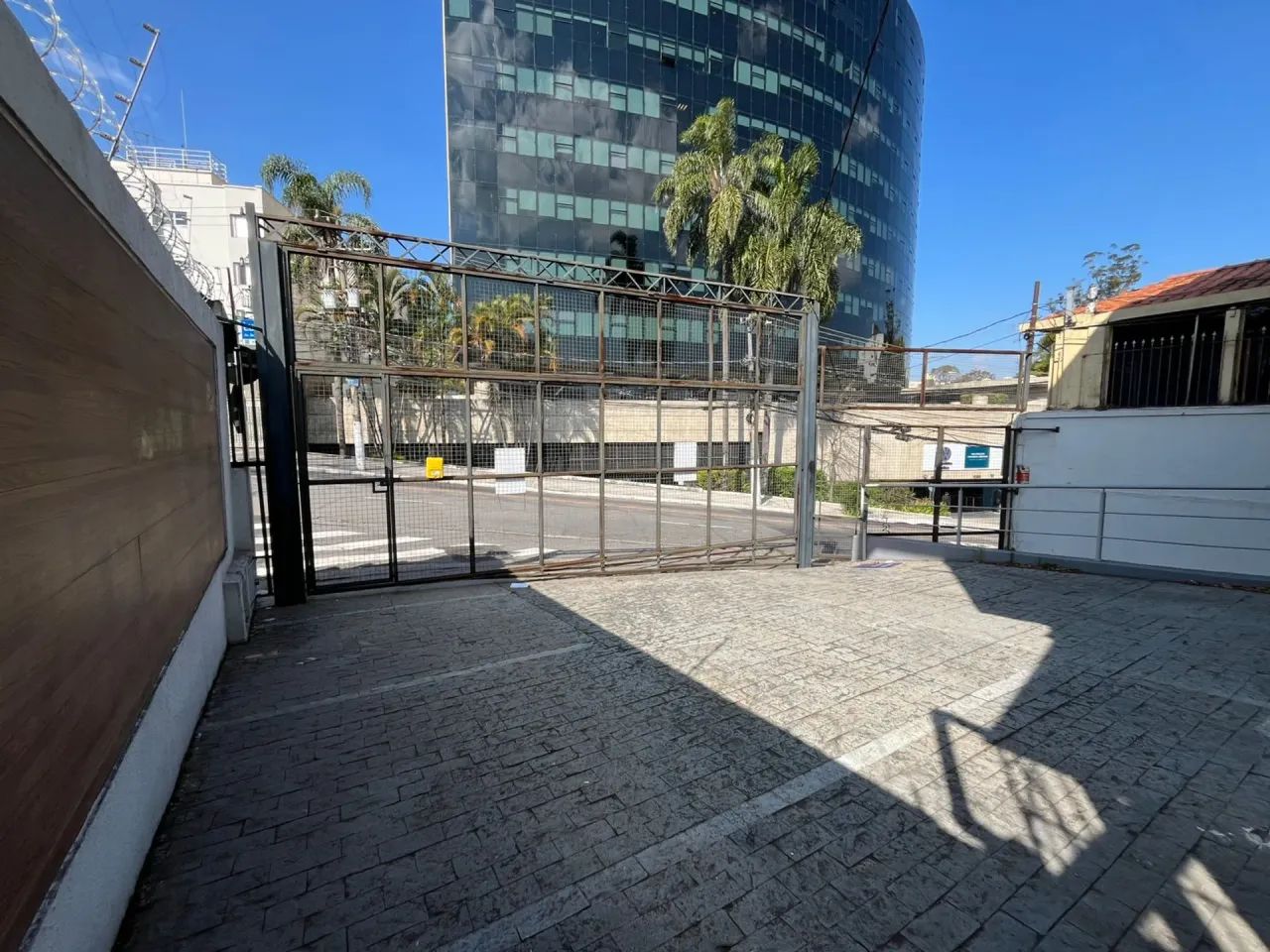 Prédio com localização estratégica e garagem térrea e subterrânea para veículos - Foto 2