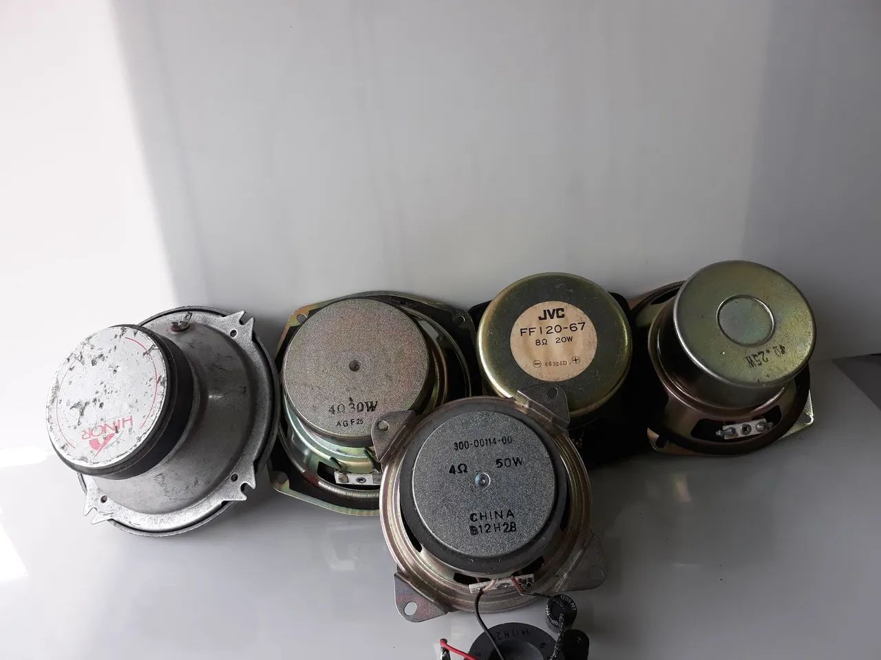 Vendo 5Alto falante sub woofer usado bom de 4Polegadas. 