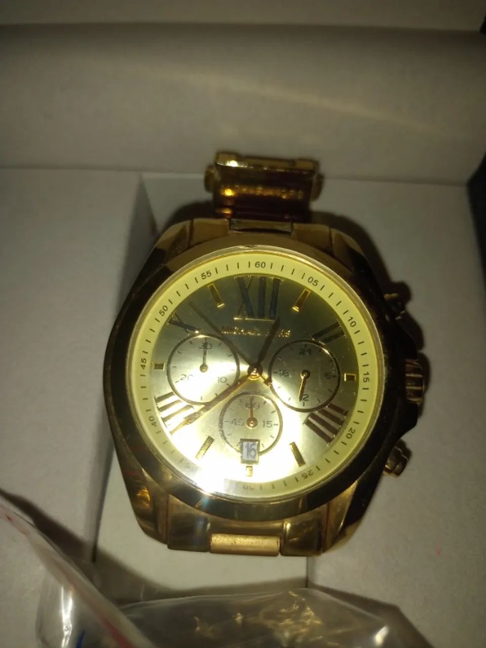 Relógio Michael kors Bradshaw MK5605 com acabamento dourado e numeros romanos